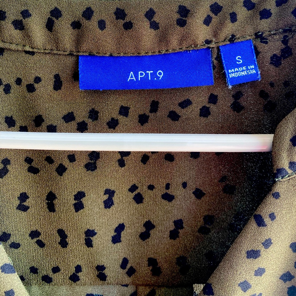 Apt 9 Top size small